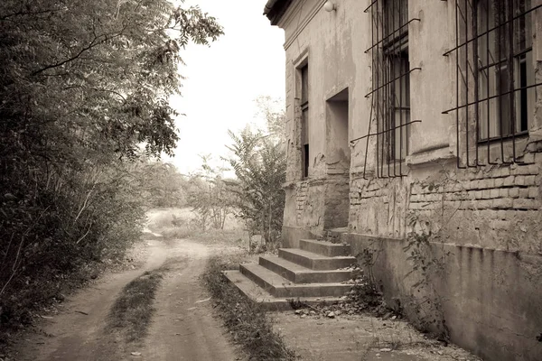 Detalhes de um antigo edifício abandonado — Fotografia de Stock