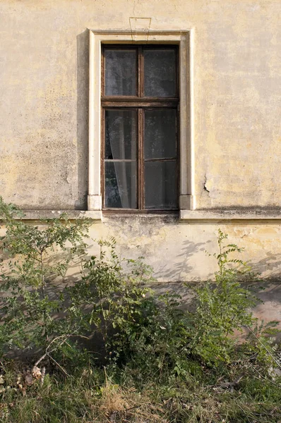 Detalhes de um antigo edifício abandonado — Fotografia de Stock