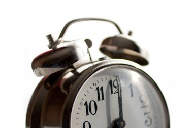Beyaz arkaplanda izole edilmiş klasik alarm saati