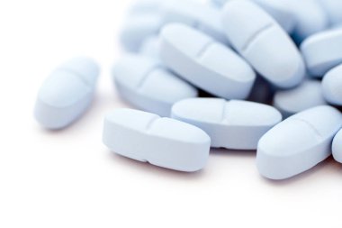 beyaz zemin üzerine mavi haplar