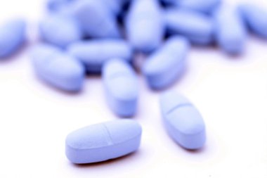 beyaz zemin üzerine mavi haplar