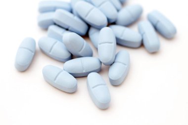 beyaz zemin üzerine mavi haplar