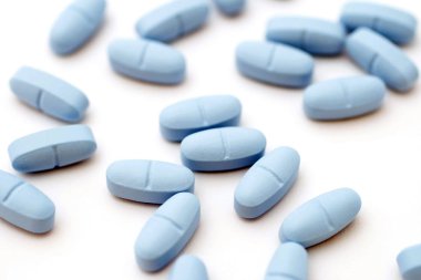 beyaz zemin üzerine mavi haplar