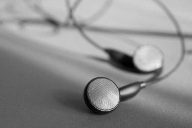 Kulaklığın siyah ve beyaz yakın plan görüntüsü.