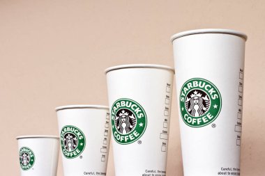 Starbucks kağıt harcanabilir kahve fincanları.