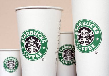 Starbucks kağıt harcanabilir kahve fincanları.