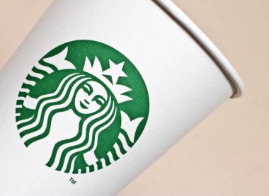 Starbucks kağıt harcanabilir kahve fincanları.