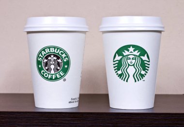 Starbucks kağıt harcanabilir kahve fincanları.