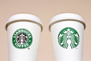 Starbucks kağıt harcanabilir kahve fincanları.