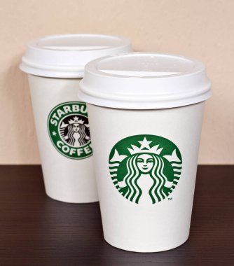 Starbucks kağıt harcanabilir kahve fincanları.