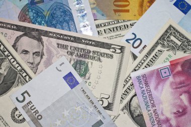 Çeşitli Euro, Amerikan doları ve İsviçre frangı banknotları