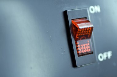 Elektro gitar amplifikatörünün açma kapama düğmesi