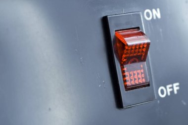 Elektro gitar amplifikatörünün açma kapama düğmesi