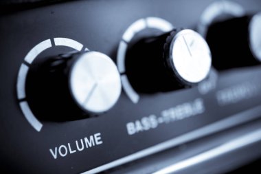 Elektro gitar amplifikatörünün yakın çekim görüntüsü