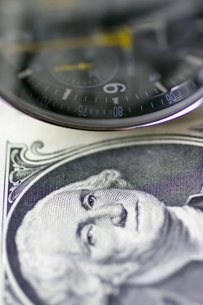 Reloj de lujo cronógrafo en billetes de un dólar . — Foto de Stock