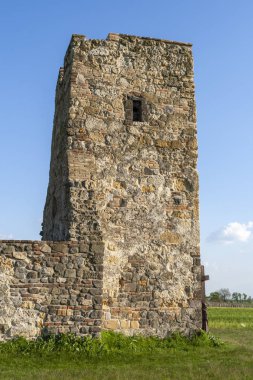 Macaristan 'daki Soltszentimre ortaçağ güdük kulesi.