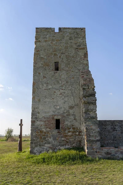 ハンガリーのSoltszentimreの中世のでこぼこの塔 — ストック写真