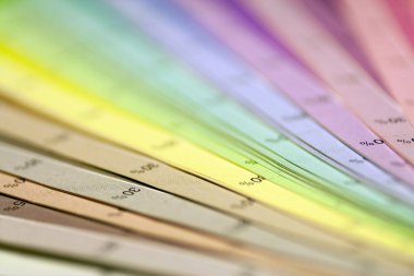 Color print of an offset scale