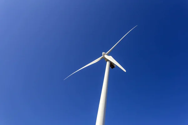 Wind turbine spinning for renewable electricity production — 图库照片