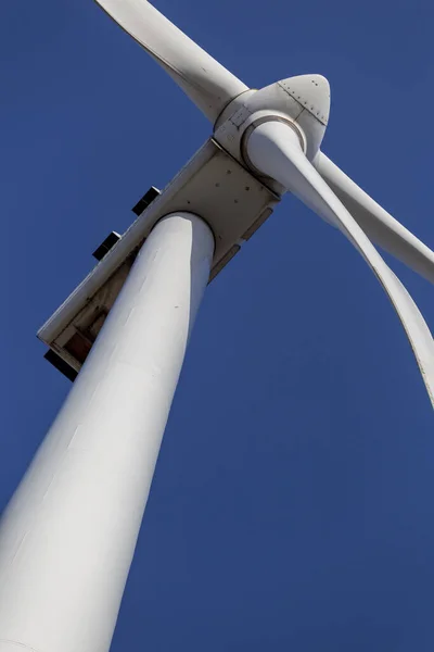 Wind turbine spinning for renewable electricity production — 图库照片