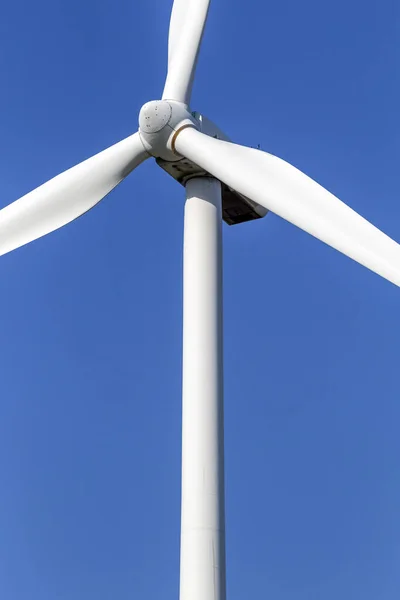 Wind turbine spinning for renewable electricity production — 图库照片