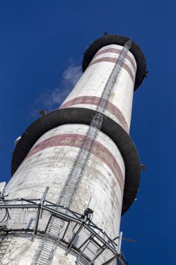 Baca mavi gökyüzü karşı