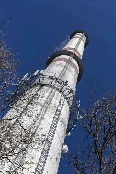 푸른 하늘에 대 한 굴뚝 — 스톡 사진