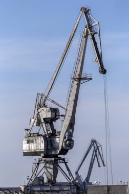 Tuna kıyısında eski bir yük vinci.
