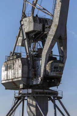 Tuna kıyısında eski bir yük vinci.