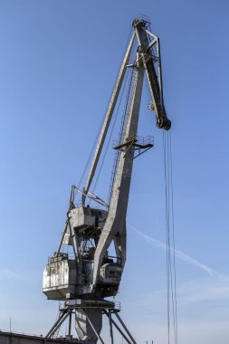 Tuna kıyısında eski bir yük vinci.