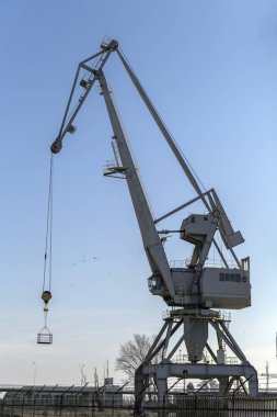 Tuna kıyısında eski bir yük vinci.