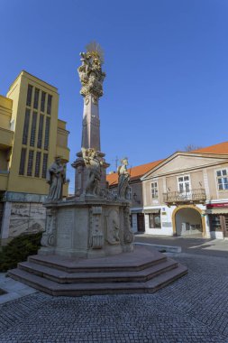 Komarno 'daki Kutsal Üçlü Heykeli.