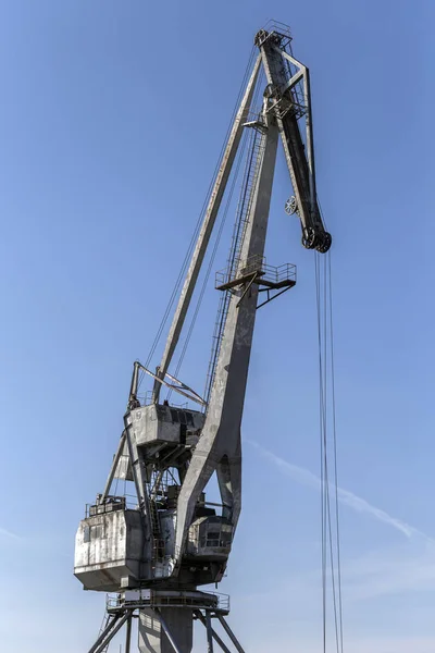 Alter Frachtkran am Donauufer — Stockfoto