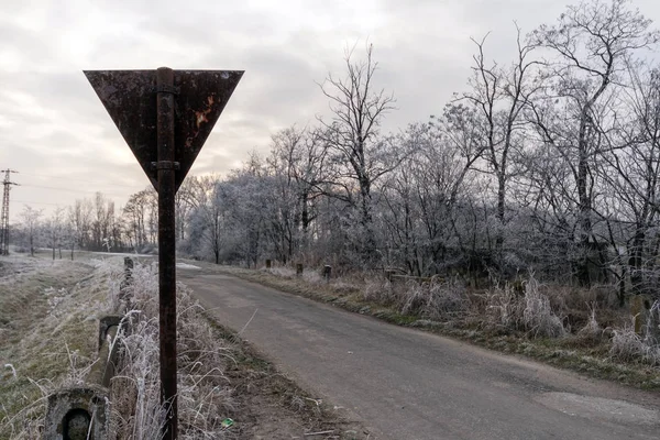Выдать Знак Зимней Дороге Венгерской Сельской Местности — стоковое фото