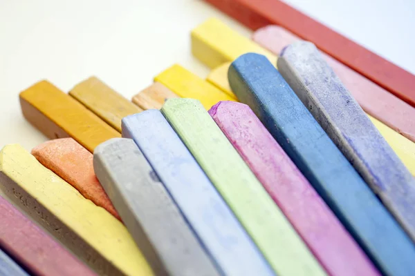 Gros Plan Des Crayons Colorés Sur Fond Blanc — Photo