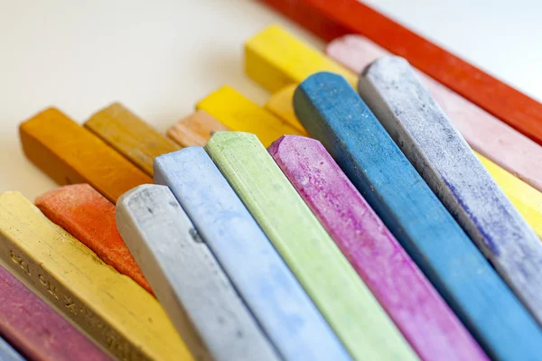 Gros Plan Des Crayons Colorés Sur Fond Blanc — Photo