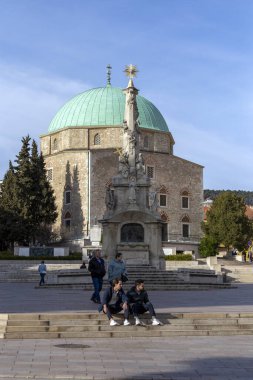 Pecs, Macaristan - 02: 22: 2020: Pecs, Macaristan 'da Zafer Camii' nin sahibi Kutsal Üçlü Heykeli.