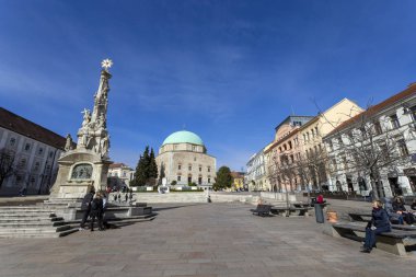 Pecs, Macaristan - 02: 22: 2020: Pecs, Macaristan 'da Zafer Camii' nin sahibi Kutsal Üçlü Heykeli.