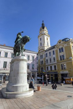 Pecs, Macaristan - 02 22 2020: Macaristan 'ın Pecs kentindeki Szechenyi Meydanı' nda Hunyadi Janos Heykeli (ortaçağdan kalma Macar generali).