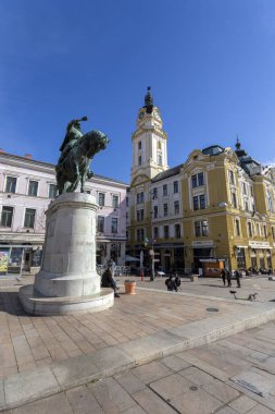 Pecs, Macaristan - 02 22 2020: Macaristan 'ın Pecs kentindeki Szechenyi Meydanı' nda Hunyadi Janos Heykeli (ortaçağdan kalma Macar generali).