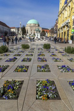 Pecs, Macaristan - 02 22 2020: Szechenyi Meydanı ve Pecs, Macaristan 'daki Zafer Camii.