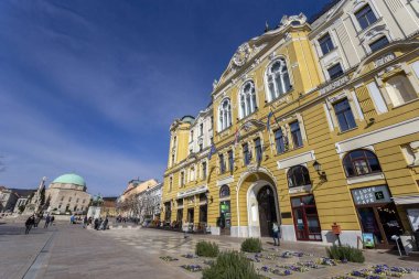 Pecs, Macaristan - 02 22 2020: Szechenyi Meydanı ve Pecs, Macaristan 'daki Zafer Camii.
