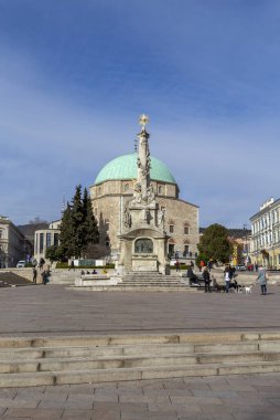 Pecs, Macaristan - 02: 22: 2020: Pecs, Macaristan 'da Zafer Camii' nin sahibi Kutsal Üçlü Heykeli.