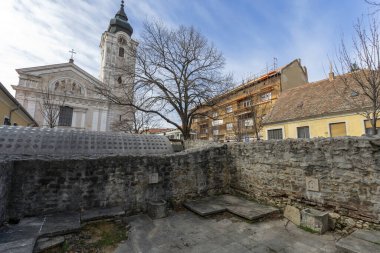 Macaristan, Pecs 'te arka planda Fransisken Kilisesi ile Memi Paşa' nın Hamamı harabeleri.