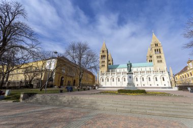 Sts. Peter ve Paul 'un Katedrali Bazilikası ya da Pecs, Macaristan' daki Pecs Katedrali.