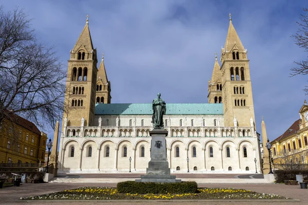 Sts. Peter ve Paul 'un Katedrali Bazilikası ya da Pecs, Macaristan' daki Pecs Katedrali.
