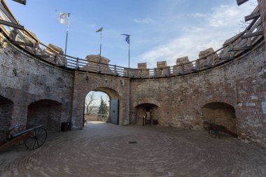 Güneşli bir kış gününde Siklos Ortaçağ Şatosu.