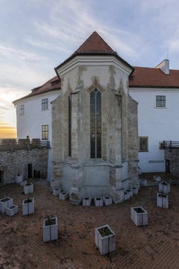 Güneşli bir kış gününde Siklos Ortaçağ Şatosu.