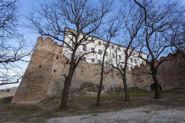 Güneşli bir kış gününde Siklos Ortaçağ Şatosu.