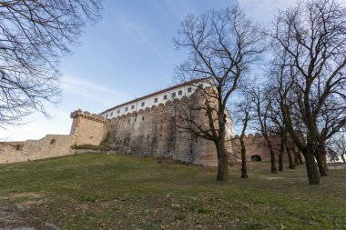 Güneşli bir kış gününde Siklos Ortaçağ Şatosu.